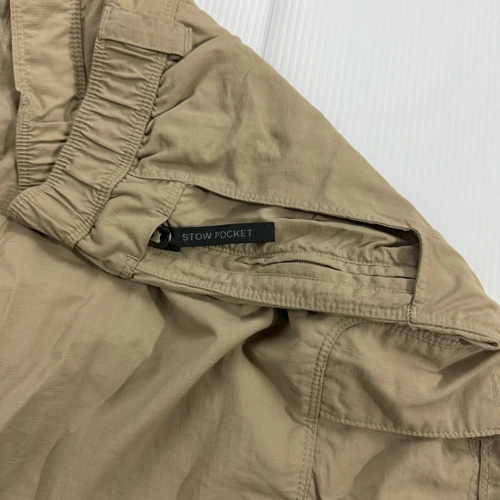 J78. The North Face Men's Khaki Cargo Pants (M Short)